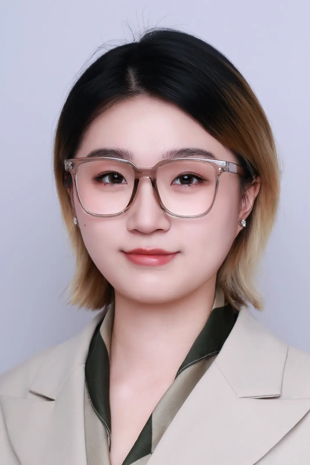 王林曦的白底职业证件照